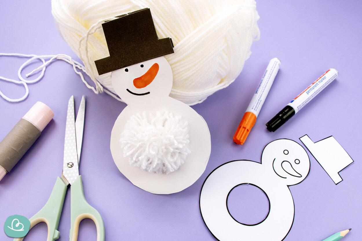 Schneemann aus Wolle und Pappe basteln
