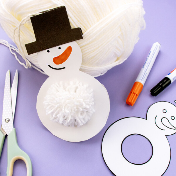 Schneemann aus Wolle und Pappe basteln