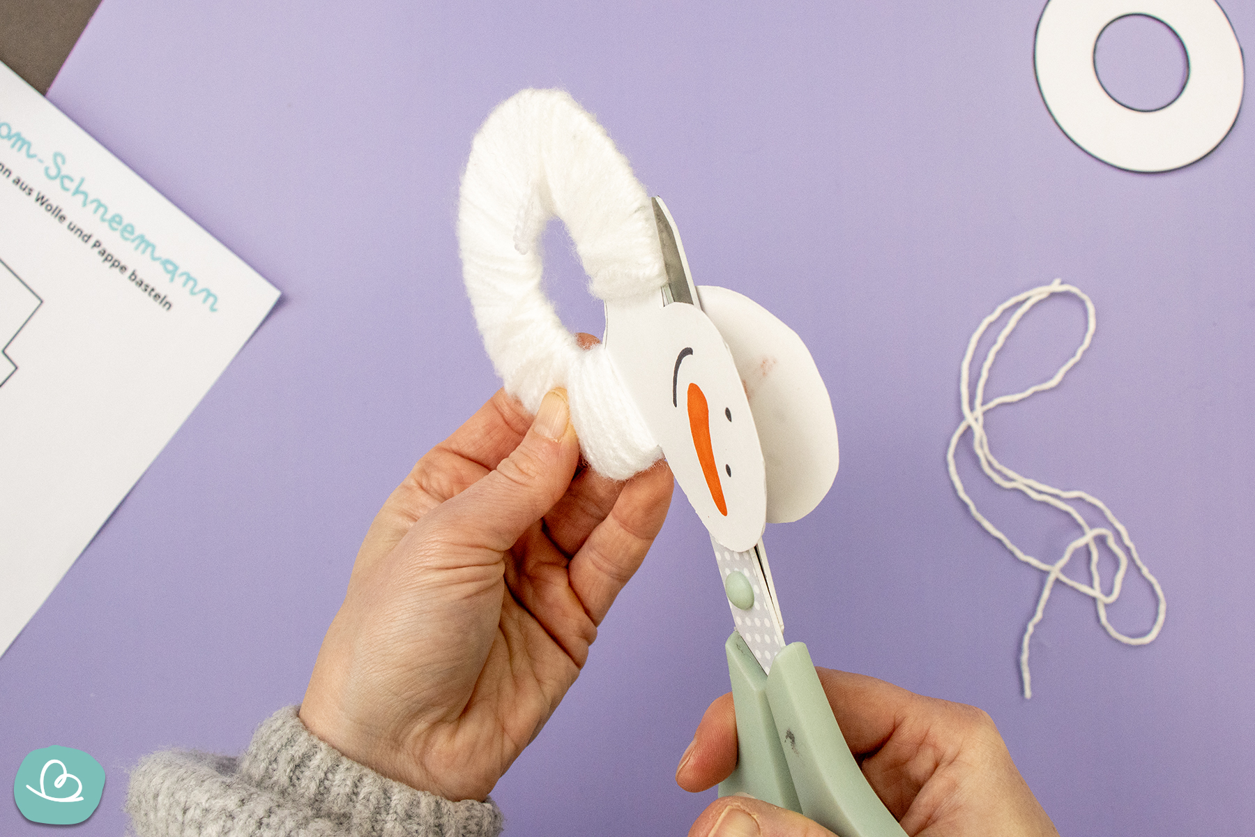 Wollfäden aufschneiden