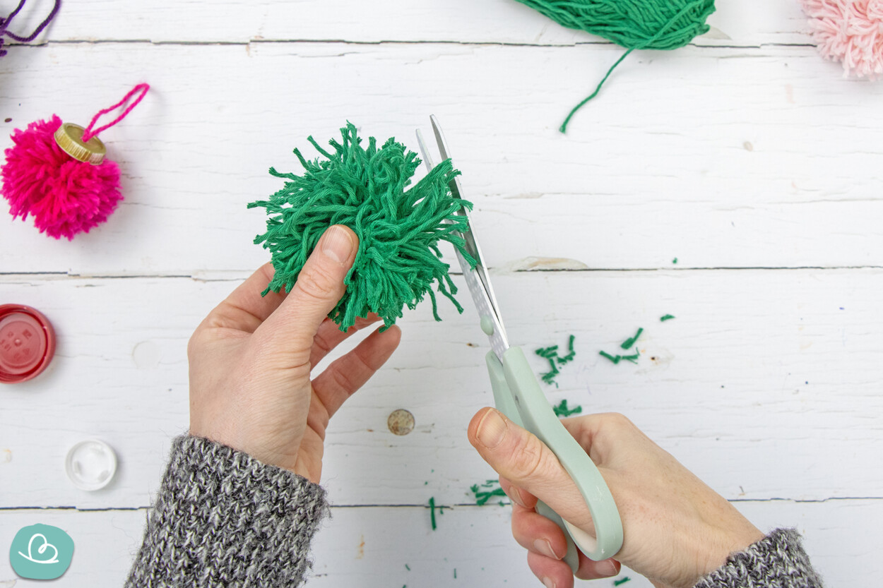 Überstehende Fäden abschneiden