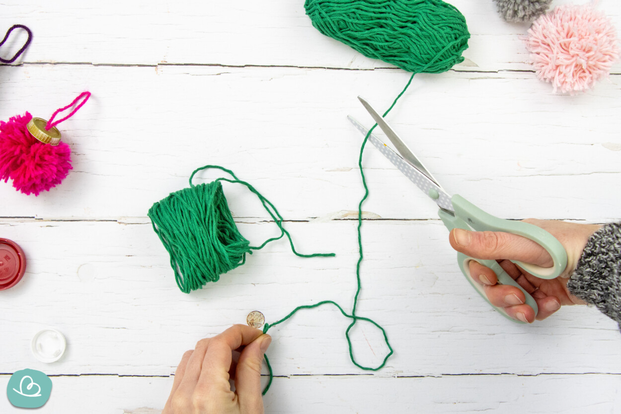 Faden von Wolle abschneiden