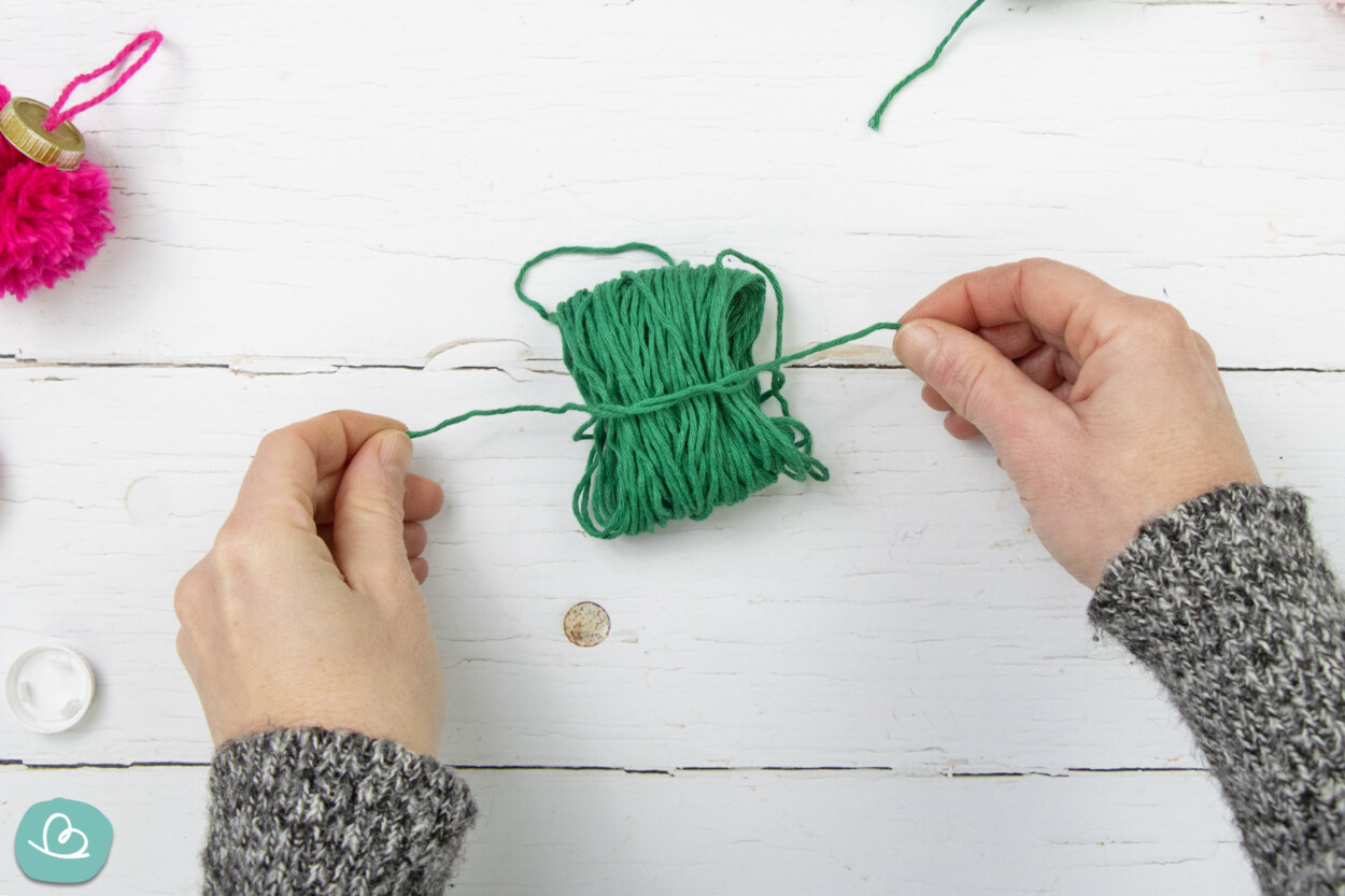 Knäul mit Faden verschließen