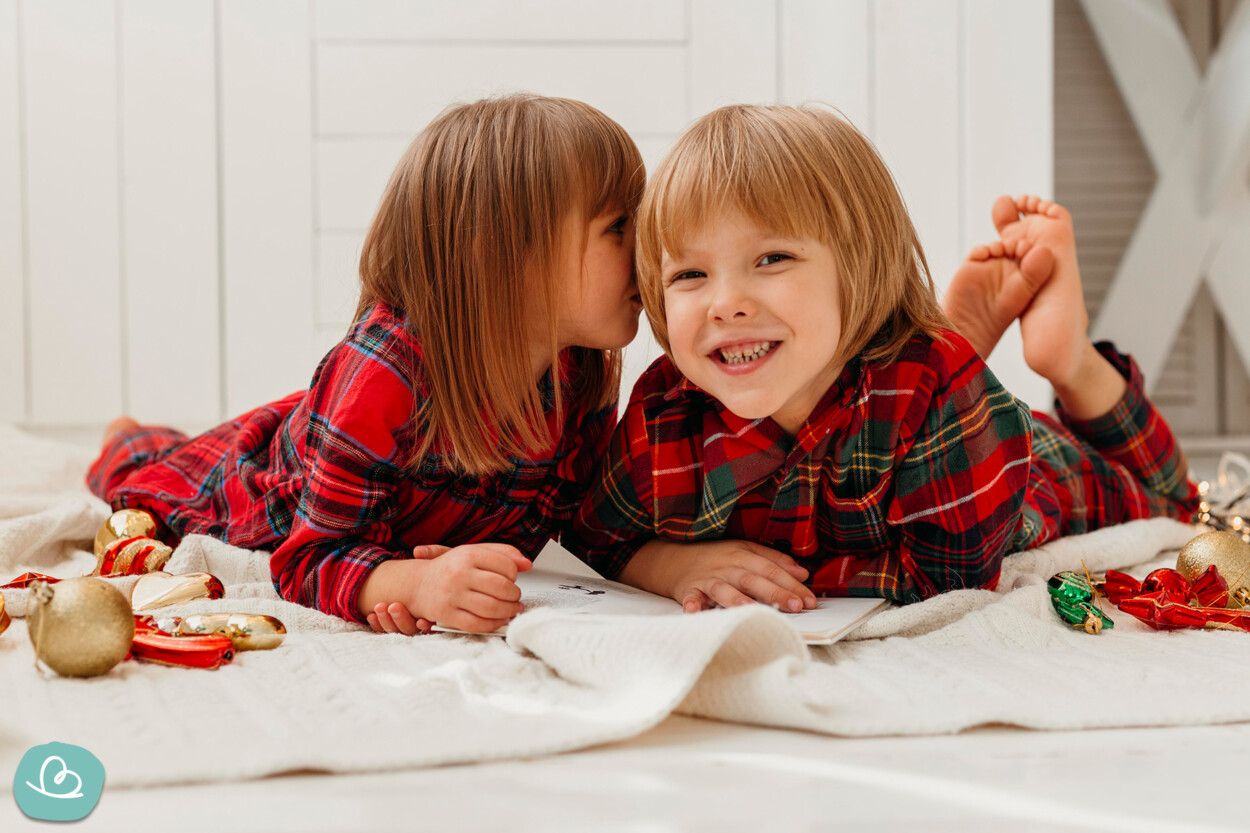 Kinder erzählen sich lustige Weihnachtssprüche