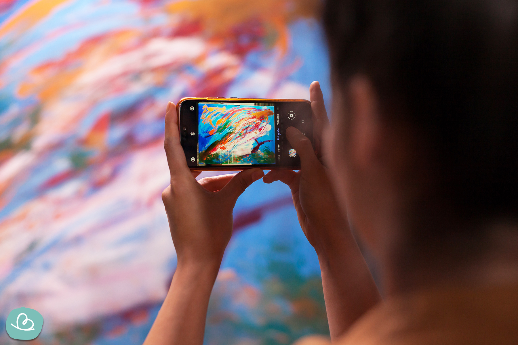 Gemaltes Bild mit Handy fotografieren