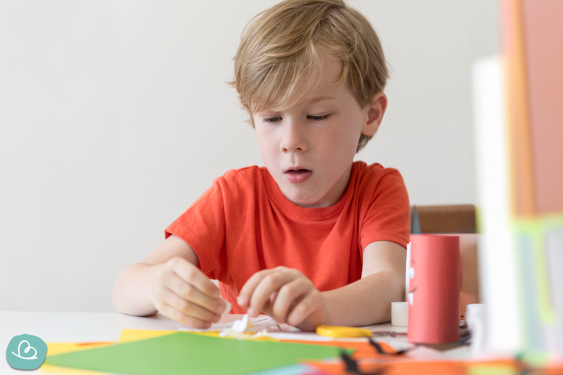 Junge konzentriert beim Basteln
