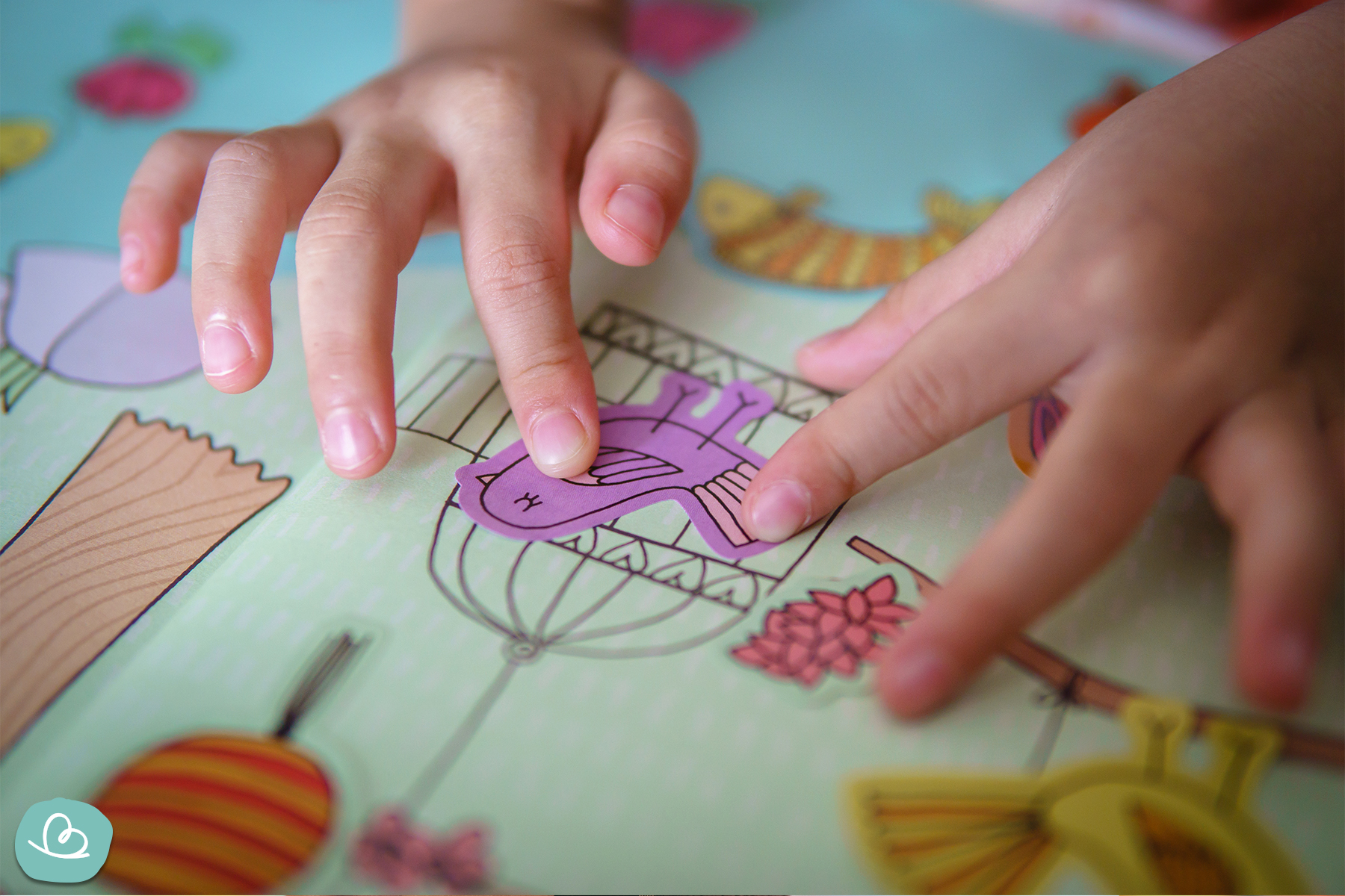 Kind bastelt mit Stickern