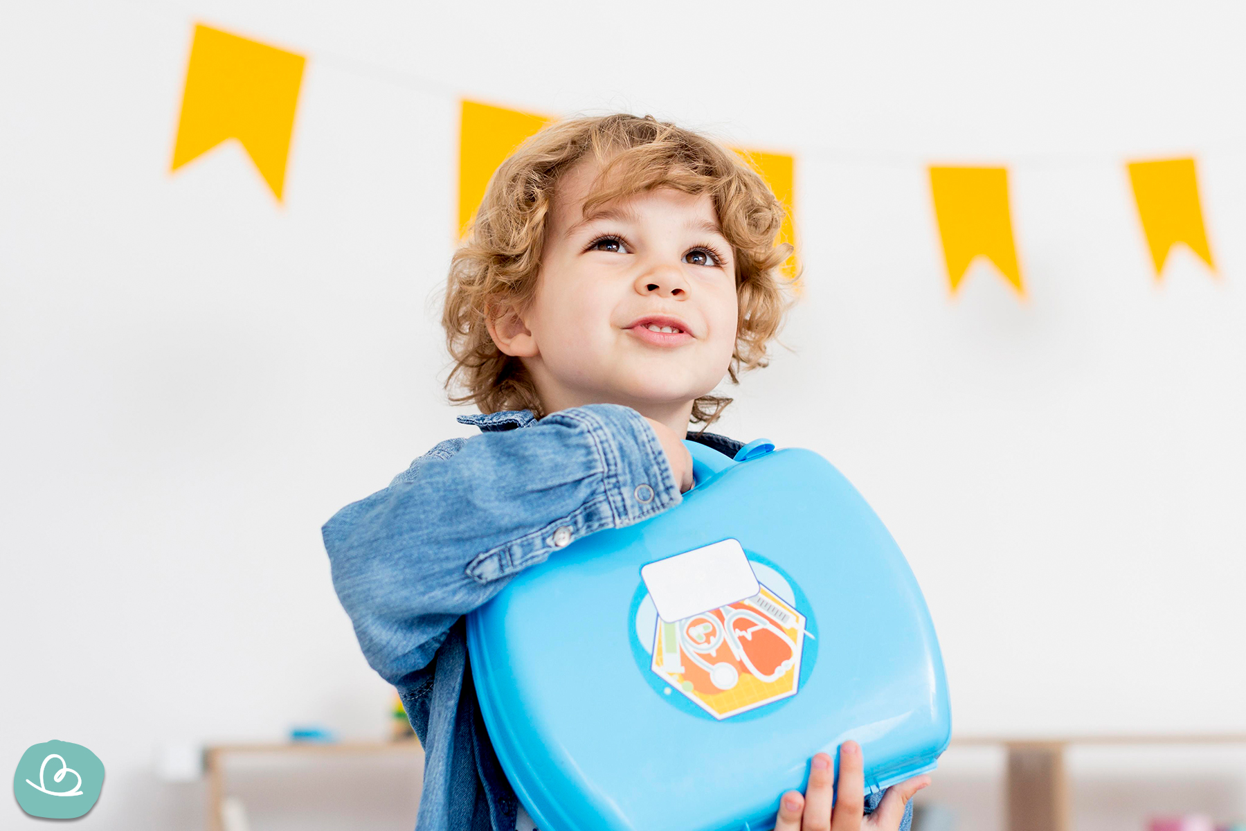 Stolzes Kind mit blauer Brotdose in der Hand