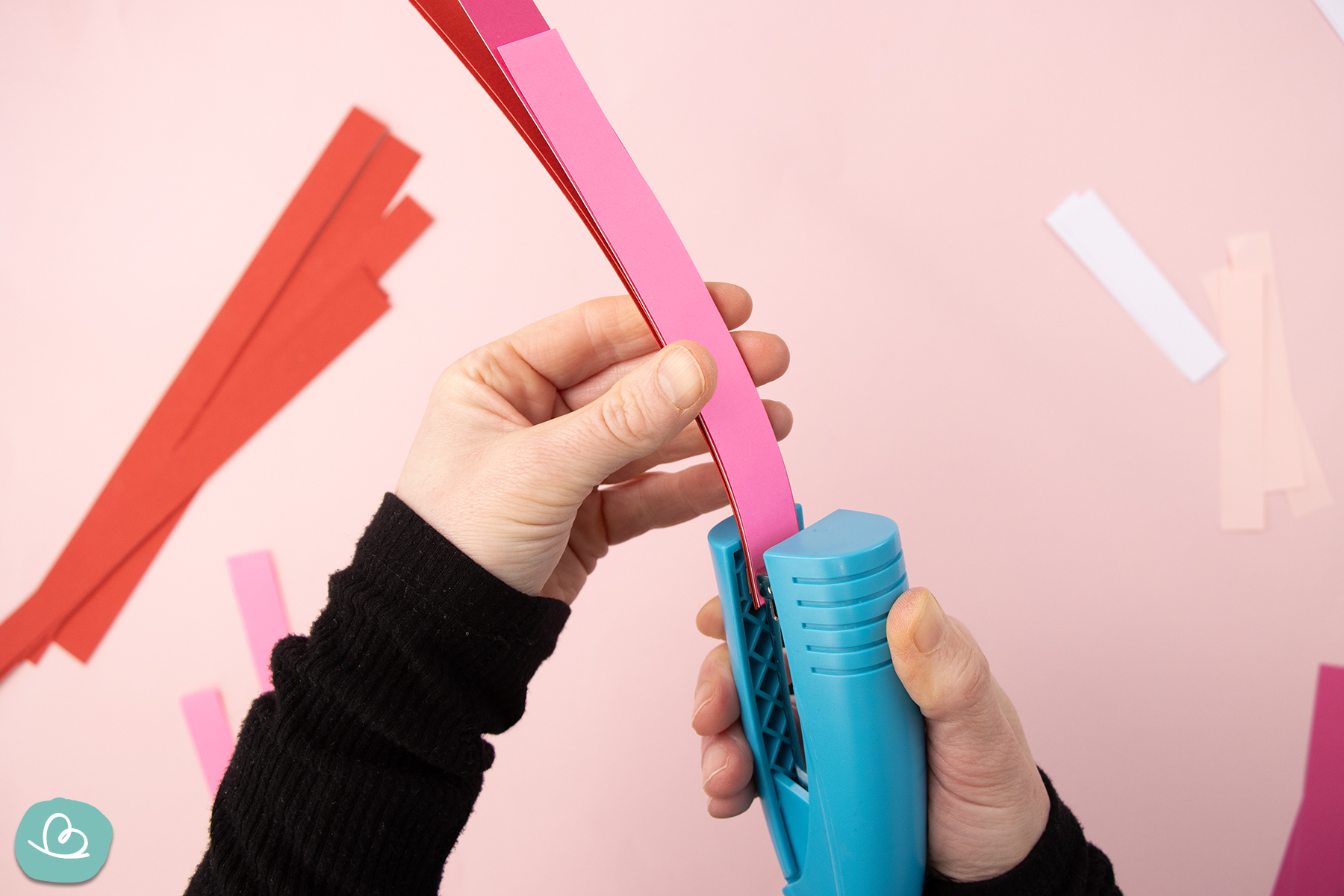 Papierstreifen zusammen tackern