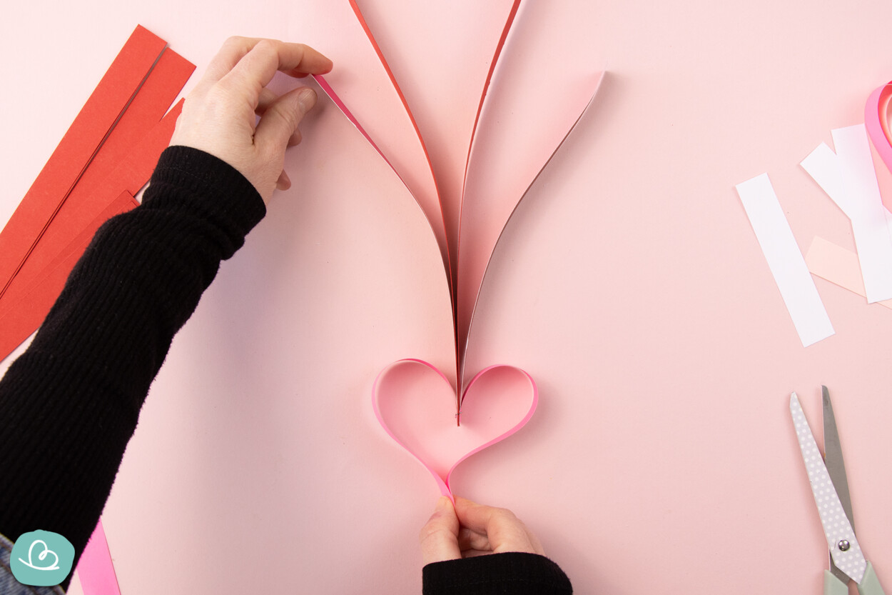 Papierstreifen mit den Fingern nach unten ziehen