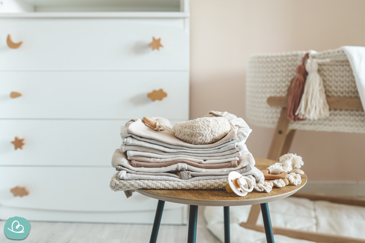 Gestaltung eines Babyzimmer und Babykleidung in neutralen Farben