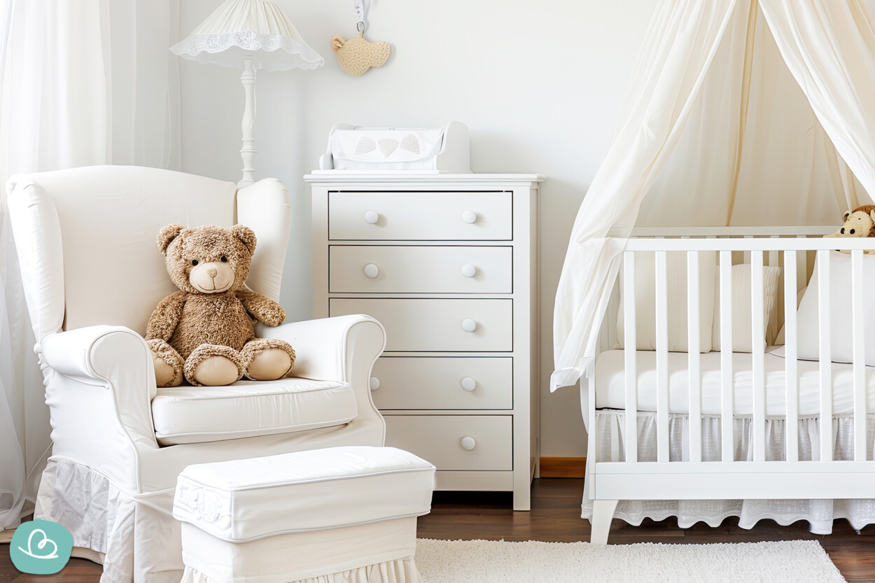 Helles Babyzimmer mit Sessel zum Stillen, Gitterbett und Kommode